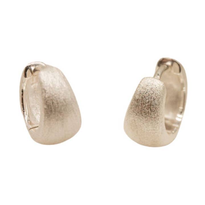 Créoles Huggie épaisses en argent brossé pour la vente par Claire Hill Designs