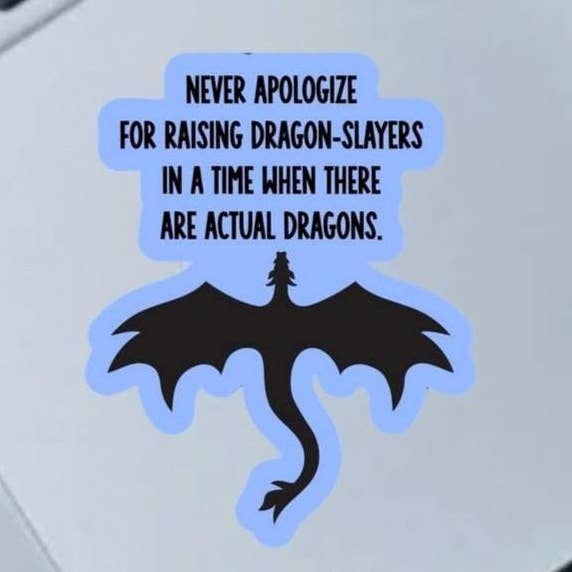 Autocollant en vinyle 2,5" Élever des tueurs de dragons Droits des femmes pour la vente par Fable and Flame Co.