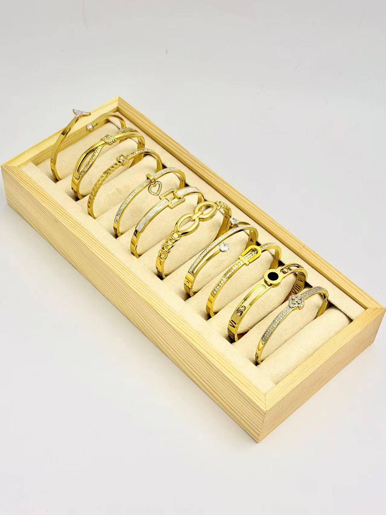 COSMOS - Wholesale Sieradenset - Set van 10 elegante armbanden van roestvrij staal op display0