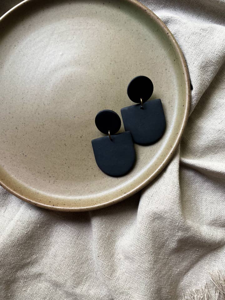 Finn - Superbes boucles d'oreilles pendantes à agrafes pour la vente par Moon And Back Jewels