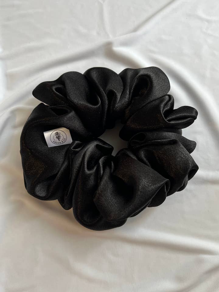 Creme Gigante de Cetim Preto Meia-Noite | Black XL Scrunchie por atacado de Grace.E.Co
