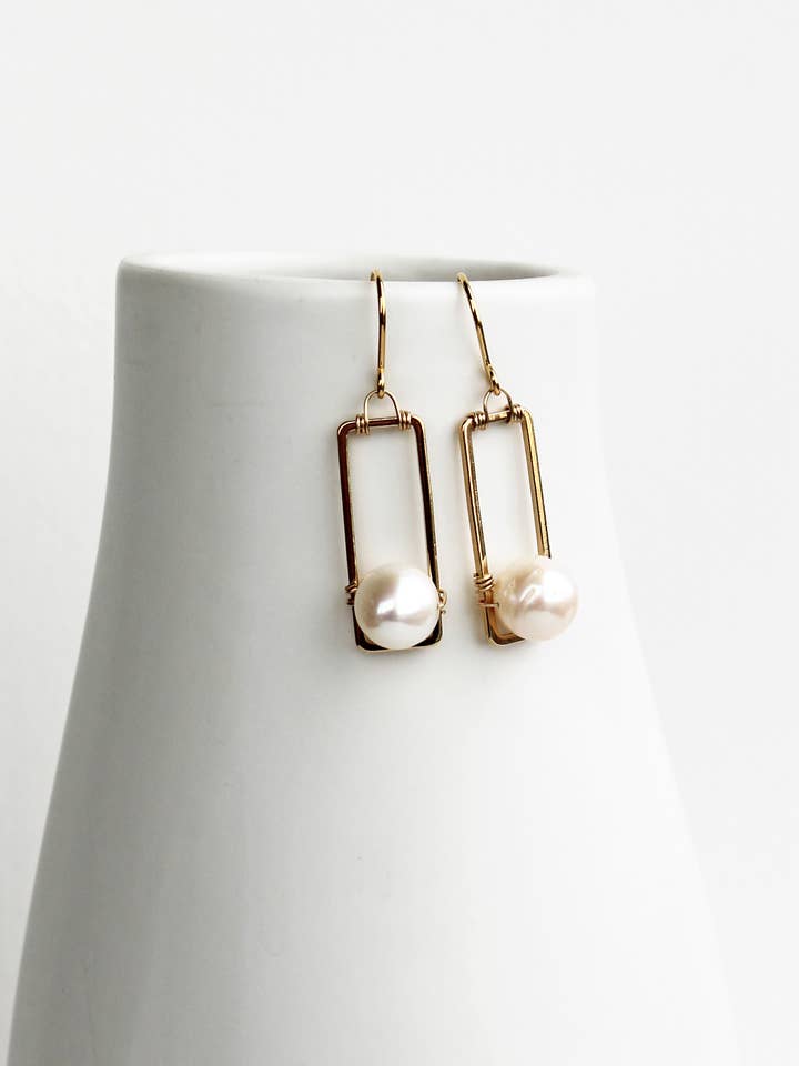 Moderne rektangulære perleøreringe | Perleøreringe for engroshandel hos Laura Stark Designs