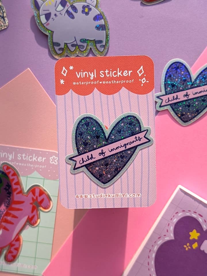 Barn till invandrare klistermärke för wholesale av Studio Kumimi