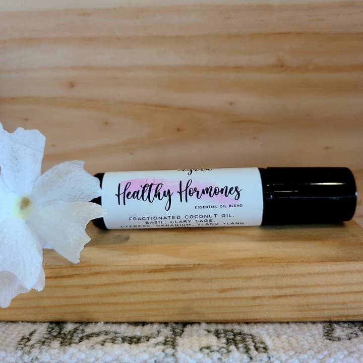 Rouleau de mélange d'huiles essentielles HEALTHY HORMONES pour la vente par FRANKLIN & myrrh