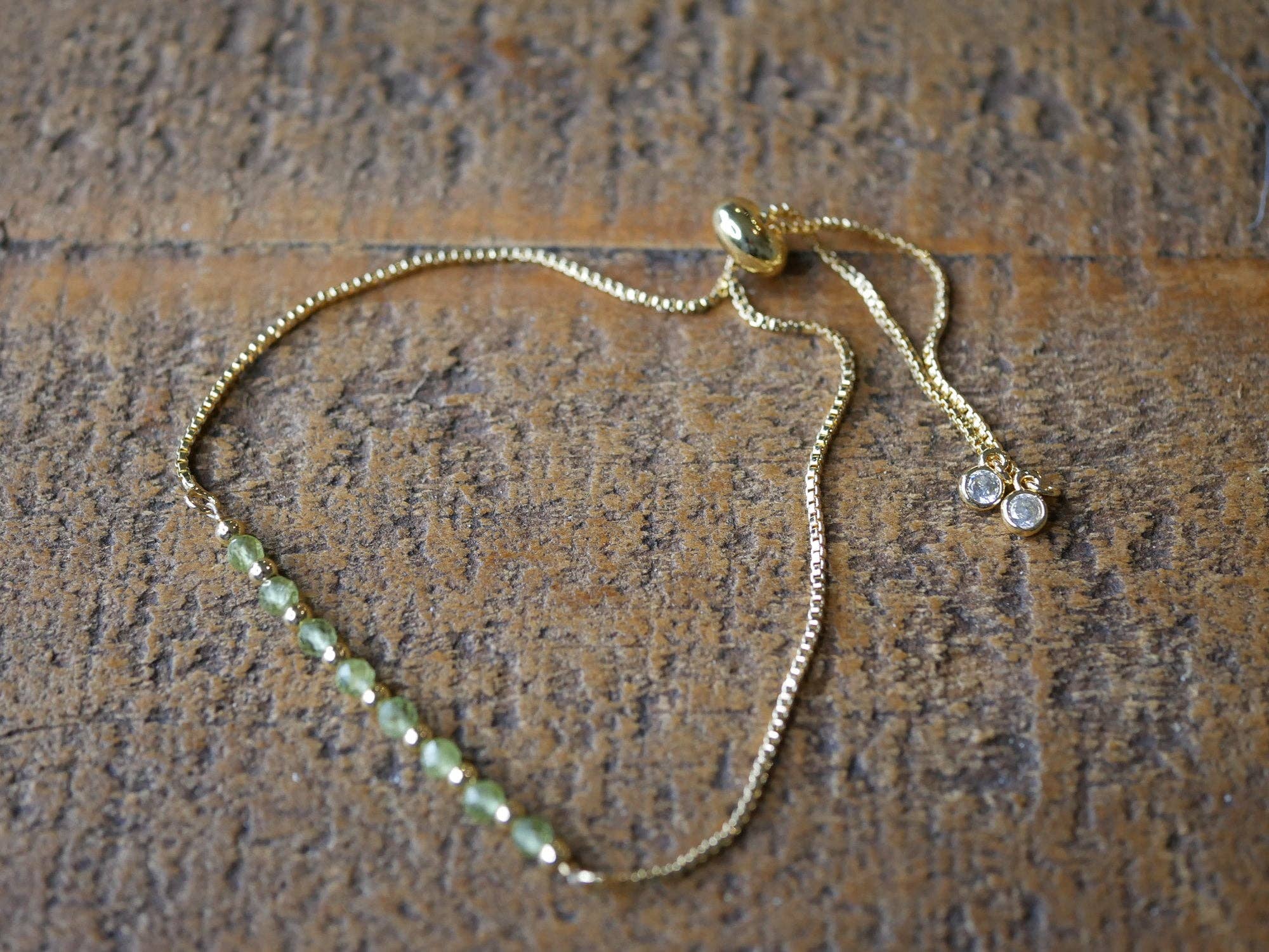 Superior Stones & Gifts INTL LLP – Pulseira de elo e corrente por atacado – Pulseira deslizante ajustável Peridot Gems Gold Tone Box1