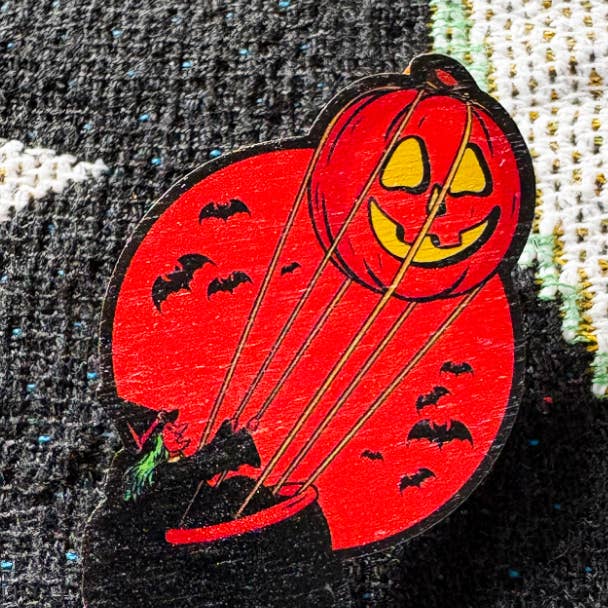 Vliegende Heks Luchtballon Houten Speld voor wholesale door October 31st