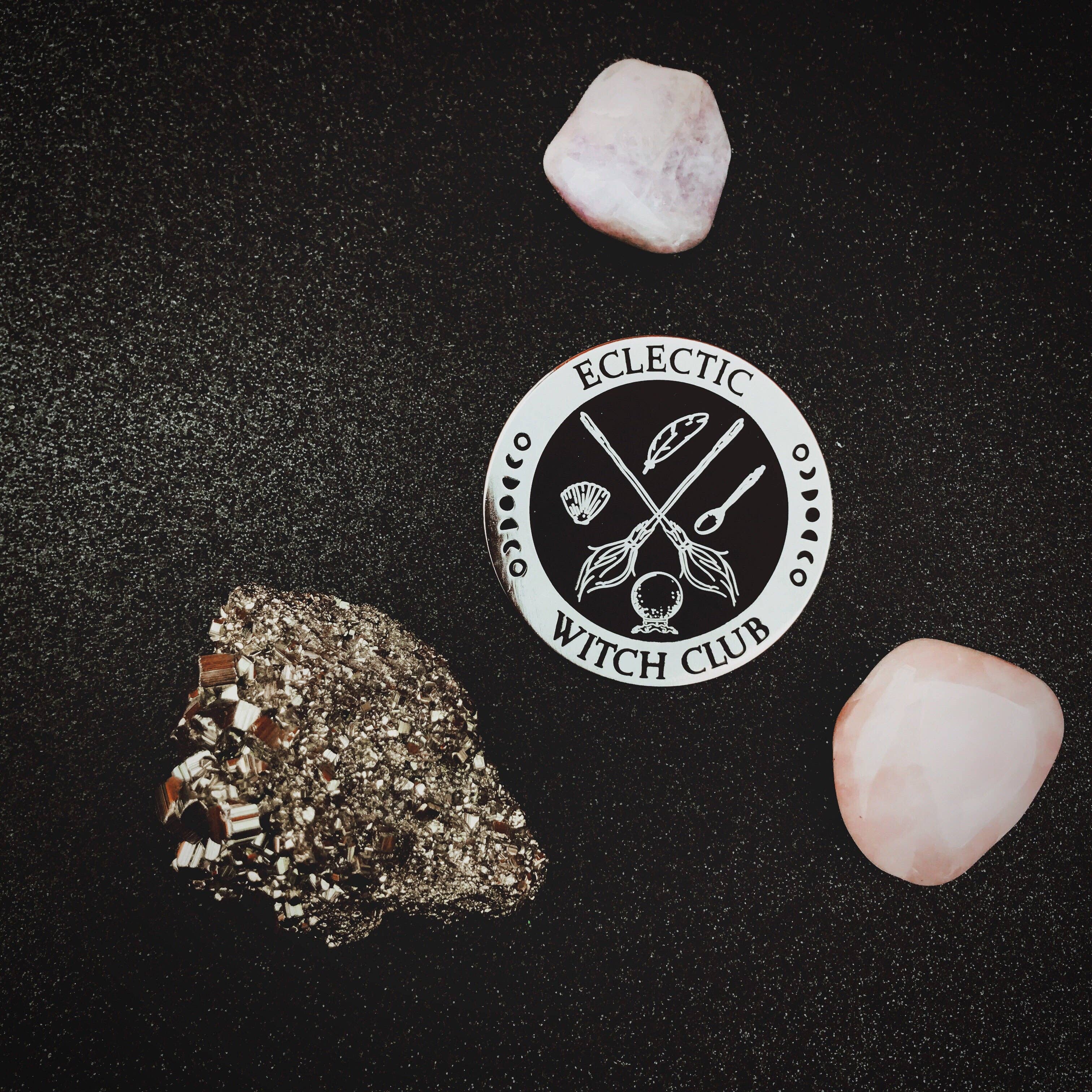 Lady Moon Co.® – wholesale Nål och knapp för kavajslag – Eklektisk häxklubbnål1