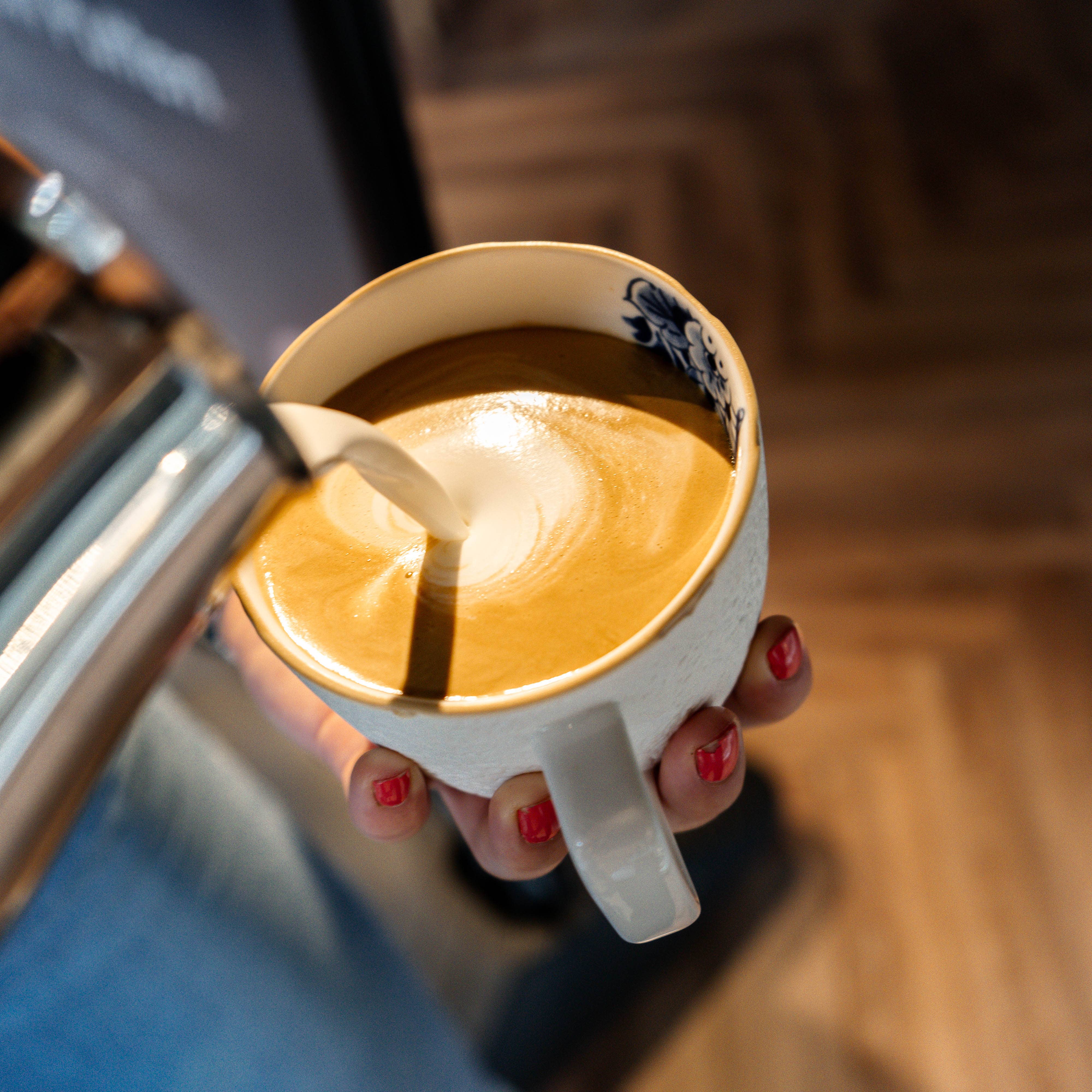 Heinen Delfts Blauw – Großhandel Kaffeebecher – Becher mit Henkel aus der Blue Blossom Kollektion1