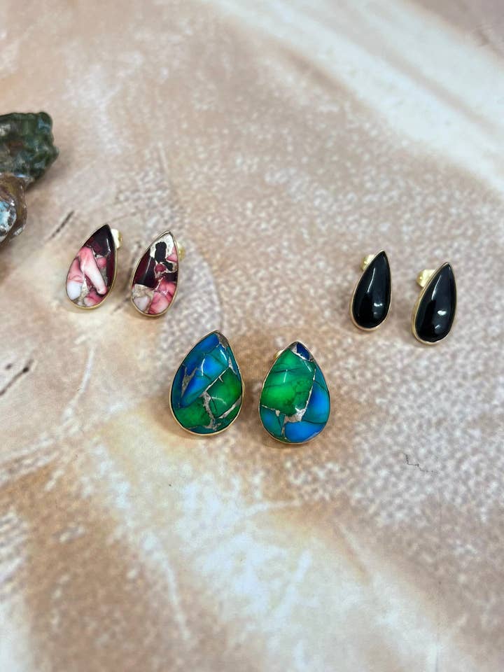 "Orecchini a perno in onice nero naturale, dahlia rosa, dahlia pavone fatti a mano della 'Collezione d'Oro'" per la vendita all'ingrosso da parte di Nizhonitradersllc