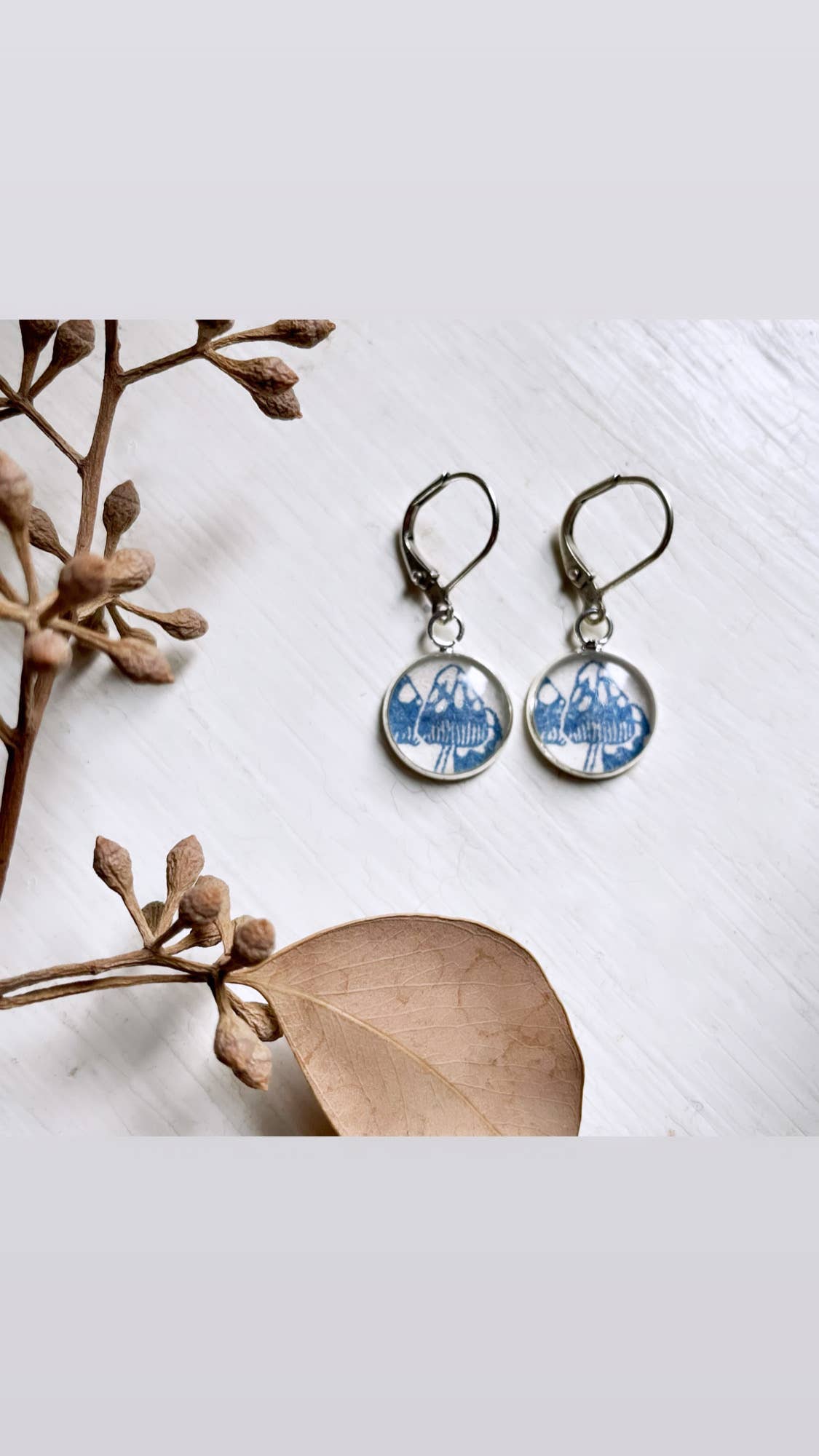 joeyfivecents - Vente Boucles d'oreilles pendantes - Boucles d'oreilles pendantes estampées à la main - plantes bleues, champignons, abeilles0