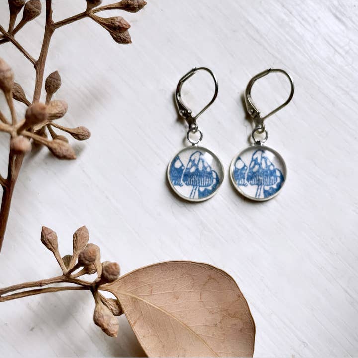 joeyfivecents - Venta al por mayor Pendientes colgantes - Pendientes colgantes estampados a mano: ingredientes botánicos azules, hongos, abejas0