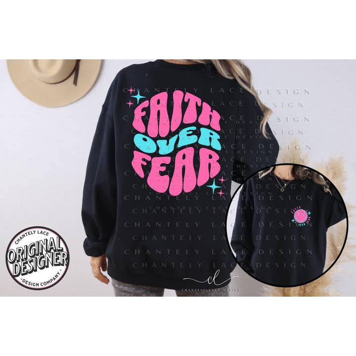 Faith Over Fear Groovy Grafisk Eksklusivt Design Crewneck for engroshandel hos Chantely Lace