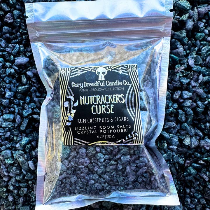 Pot-pourri de cristaux de sel pétillant de la malédiction du Casse-Noisette : Parfum de rhum, châtaignes et cigares pour la vente par Gory Dreadful Candle Co