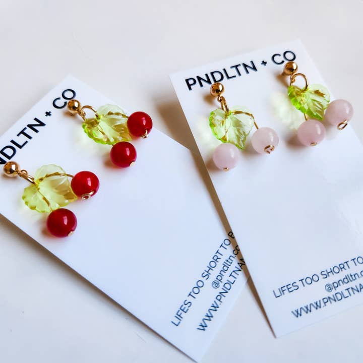 Quartz Mini Cherry Örhängen för wholesale av PNDLTN + CO