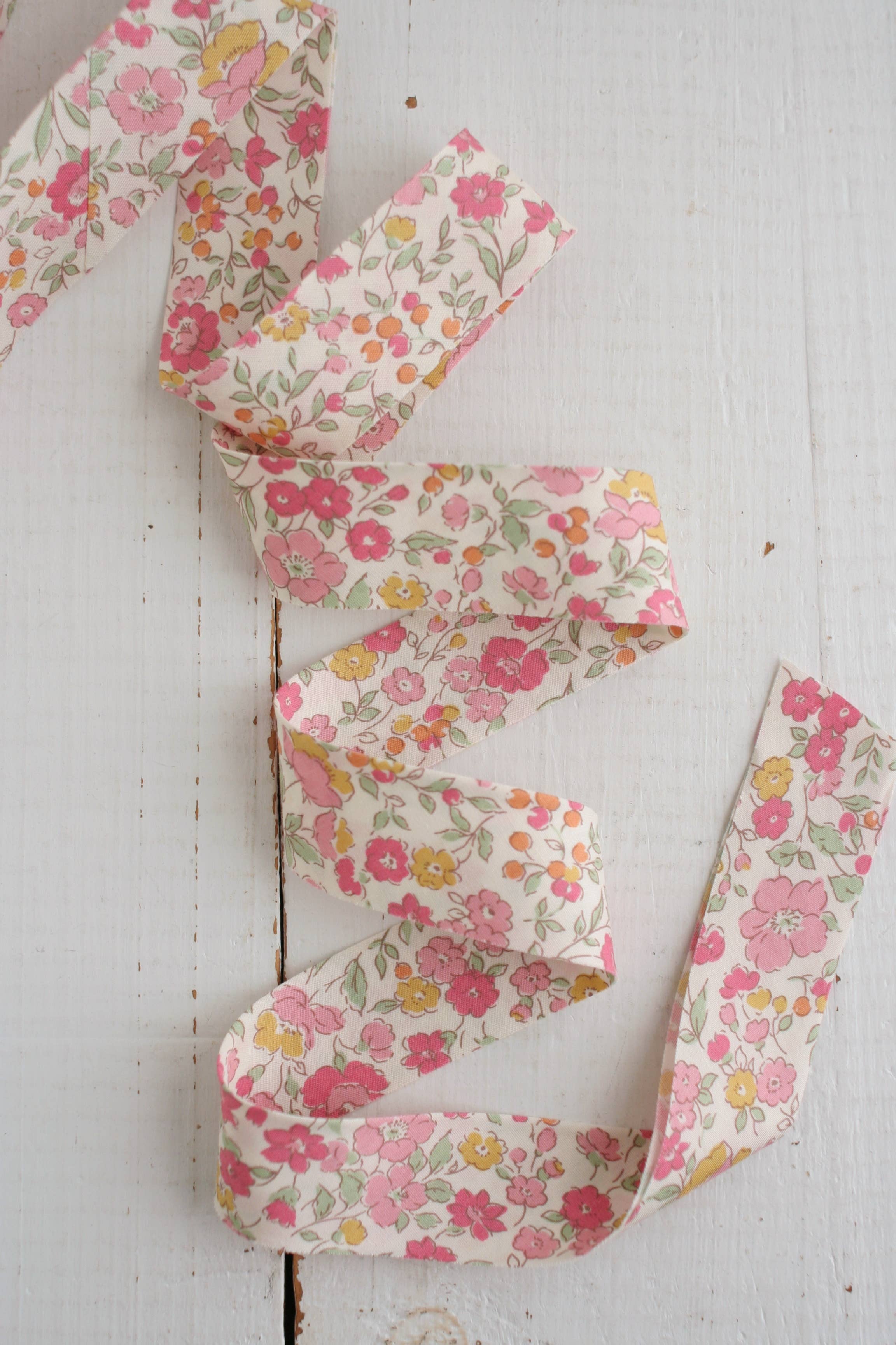 Bessie Pearl Binding Co – wholesale Hantverkstillbehör – 2,5" Förskuren snedslå rosa blommig färdig bomullssnedslå2