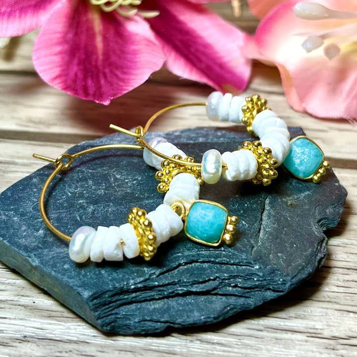 Fijne gouden creoolse oorbellen van Amazonite Shell voor wholesale door TOURMALYN