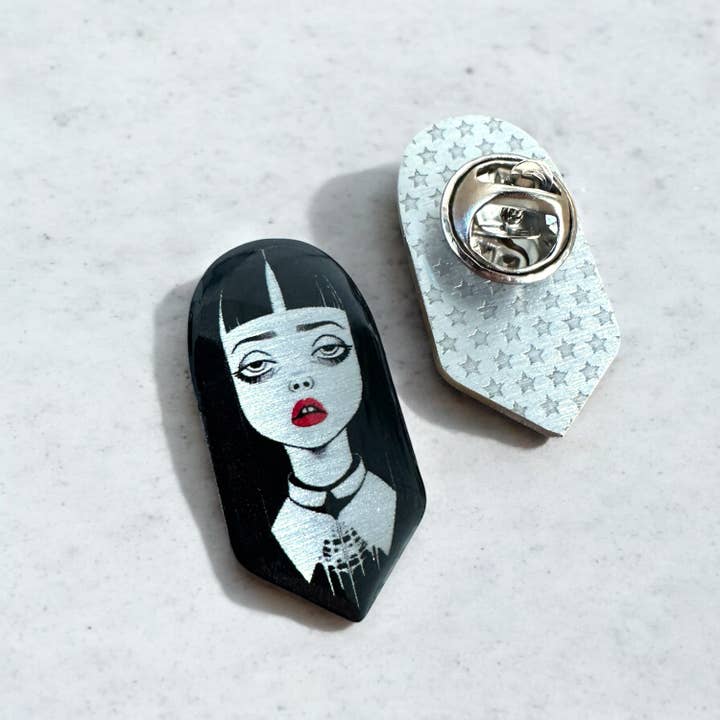 The Enamel Pin Factory - Vente Épinglettes/boutons - Mercredi Addams - Lèvres Rouges - Badge Écologique en Émail1