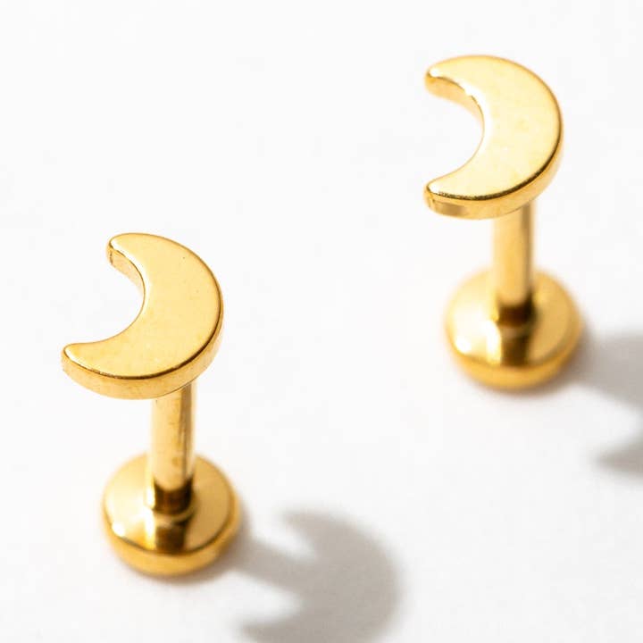 Örhängen med platt baksida i 14k guld PVD eller titan - Par eller singel för wholesale av Larissa Loden