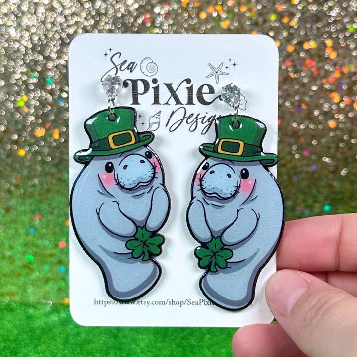 Saint Patrick's Day Irländska Shamrock Manatee Dinglande Örhängen för wholesale av Sea Pixie Designs