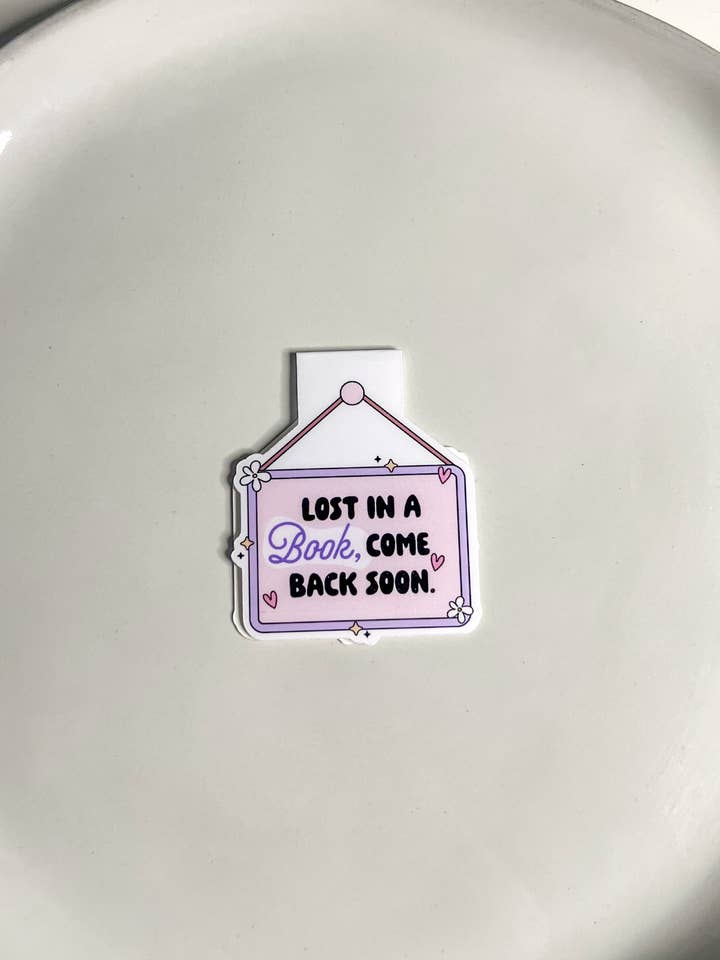 Marque-page magnétique Perdu dans un livre pour la vente par Tia’s Dream Design Co