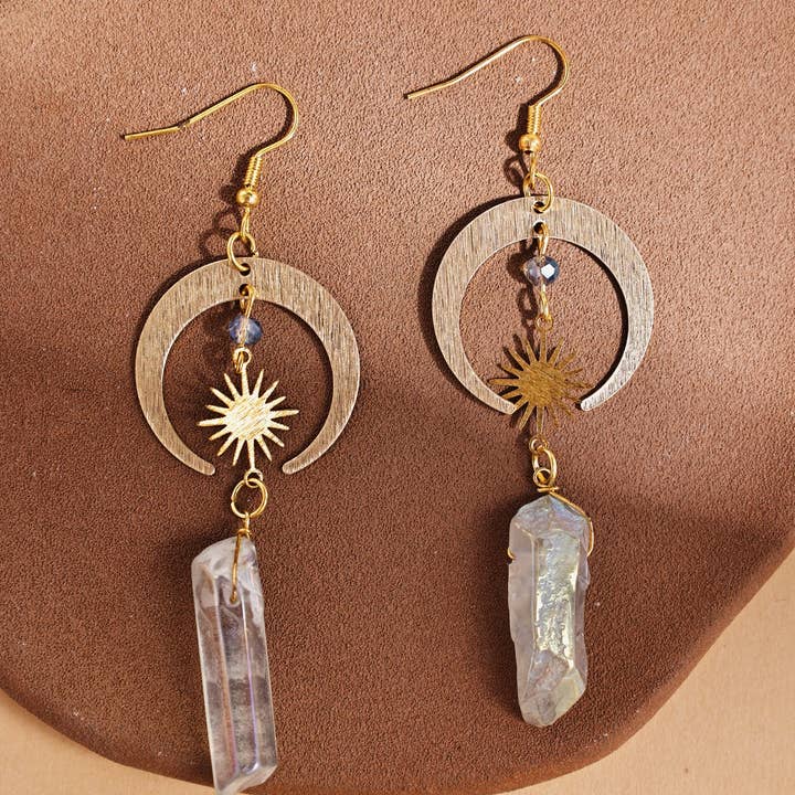 Boucles d'oreilles pendantes vintage en cristal de lune pour la vente par Revelari