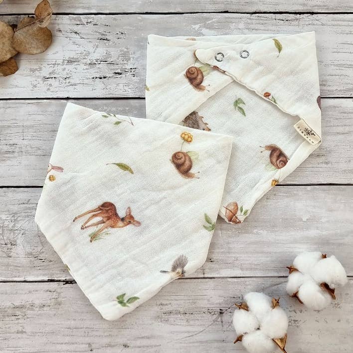 Lot de 4 bavoirs à bavette à 4 couches - Amis de la forêt pour la vente par Ninki Nanka Organic