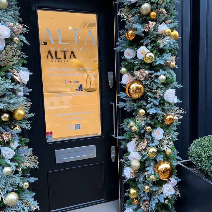 IVY CRUZ - Wholesale Bunting/garland - Gold Christmas Garland, SHOP Front Gold Garland1