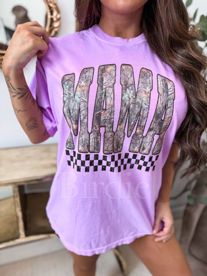 T-shirt graphique Mama à carreaux camouflage foncé sur violet néon pour la vente par birdie