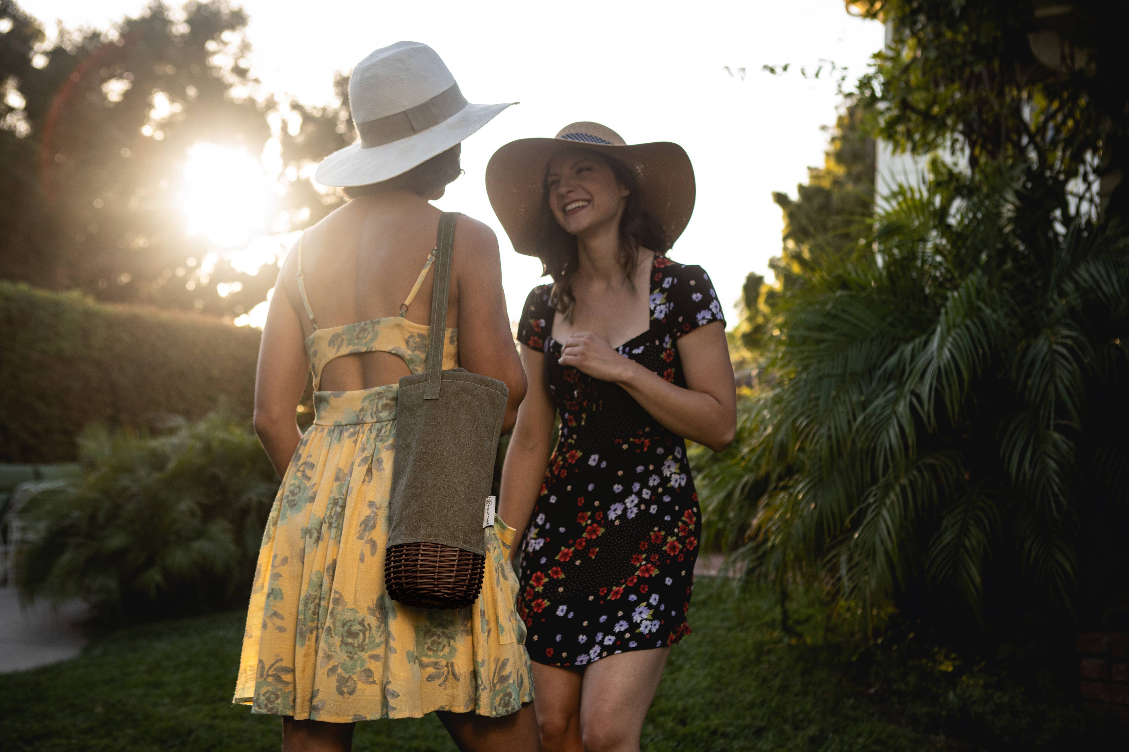 Picnic Time Family of Brands - Wholesale Wine Tote - Malbec Insulated Canvas and Willow Single Bottle Wine Basket