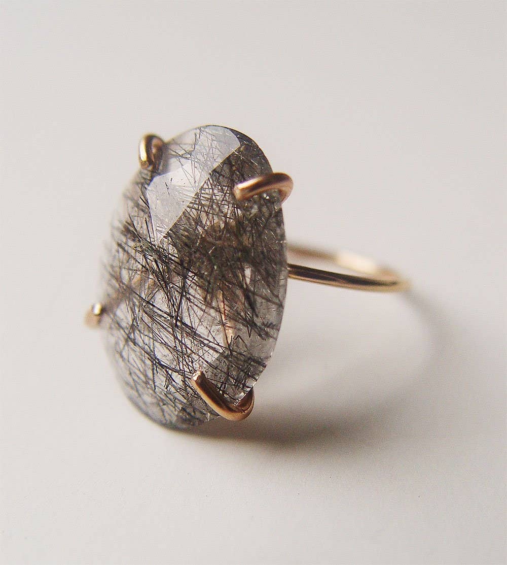 Friedasophie – Engroshandel Statementring – Frit formet ring med rutilkvarts og sort rutil i guld1