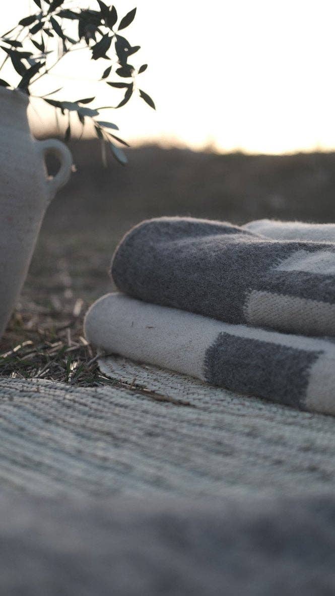 TŪNIQ - Wholesale Area Rug - The Mini Dawn Rug4