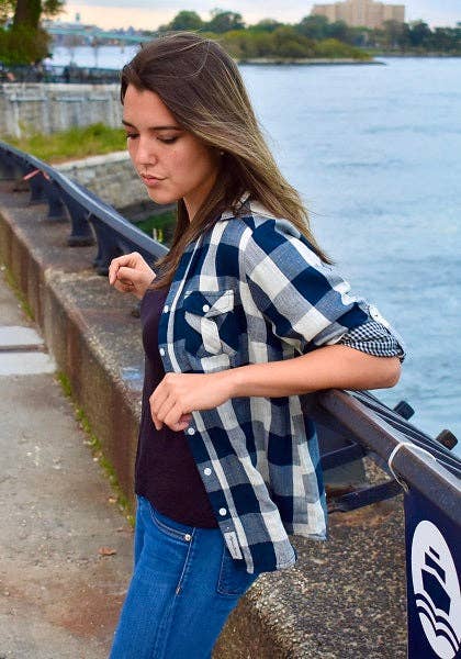 Stylish Shirley & ESJAYMENSWEAR - Vente Chemise à col boutonné – femme - Chemise à manches retroussables pour femmes, à carreaux double face avec boutons. Marine/Crème. Style 19090