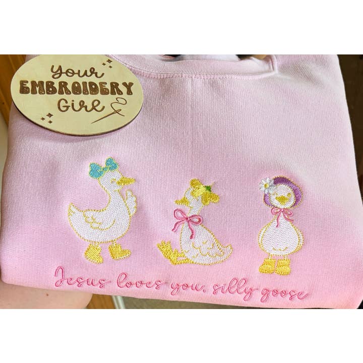Geborduurde 'Jezus houdt van je, domme gans' Gildan trui met ronde hals voor wholesale door Your Embroidery Girl