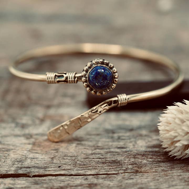 Lapis lazuli mässingsarmring – boho-manchett med vit ädelsten – justerbart statement-smycke, present till henne för wholesale av Kaali Boutique