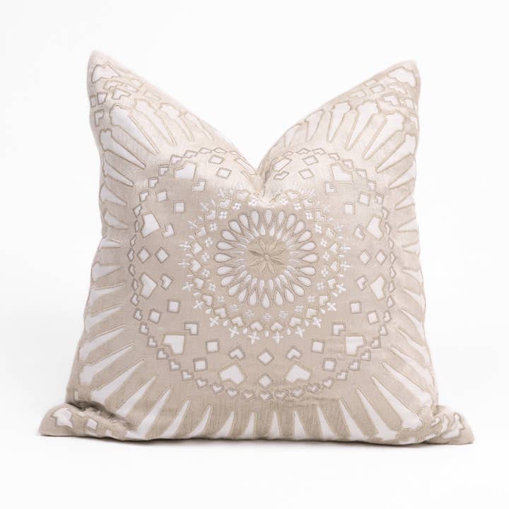 Coussin de salon givré Mayan Sphere 55 x 55 cm pour la vente par BHD HOME