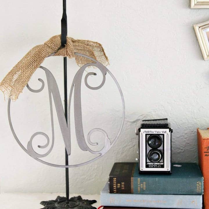 Monogramme circulaire à lettre unique de 10 po - 3 styles - Crochet de porte monogramme personnalisé pour la vente par Rusted Orange Craftworks Co.