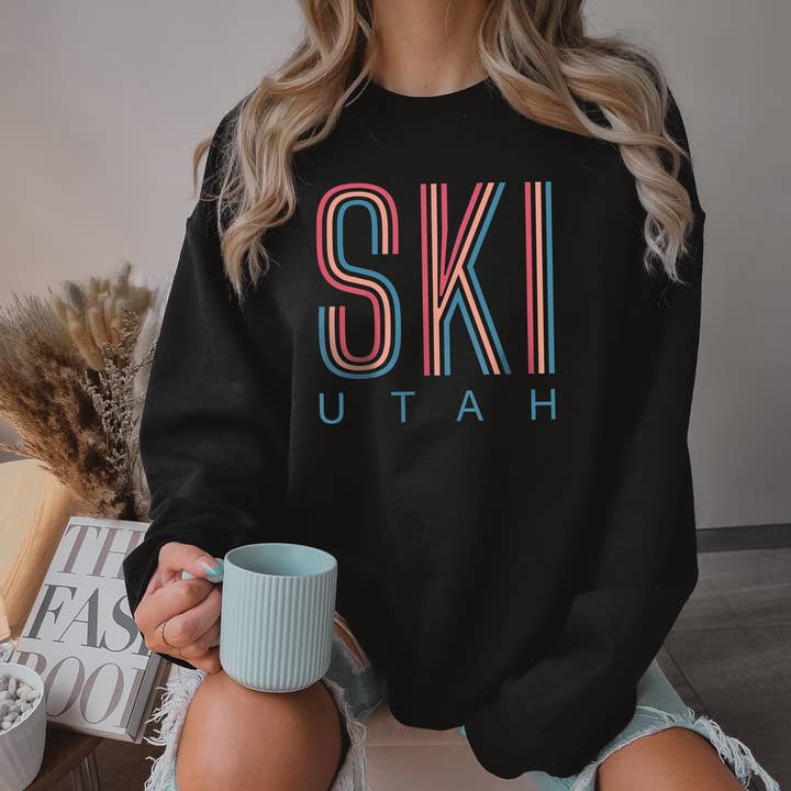 SWEAT-SHIRT SKI STATE | CHOISISSEZ L'ÉTAT | COL ROND BLANC OU NOIR pour la vente par Loopty Loo Designs