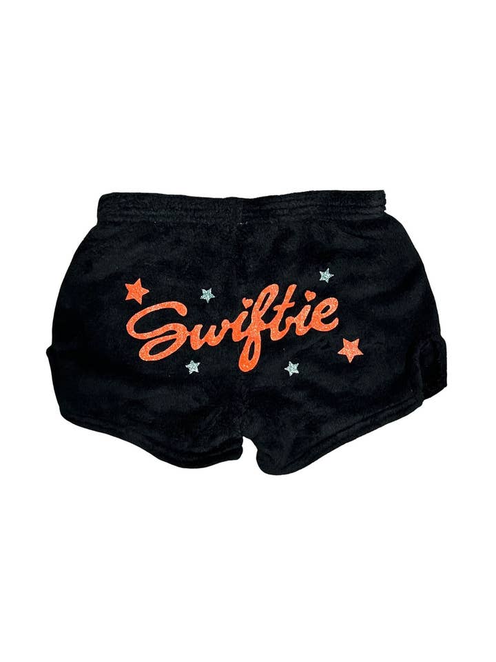 Pantaloncini del pigiama "Swiftie" neri e morbidi per la vendita all'ingrosso da parte di Made With Love & Kisses