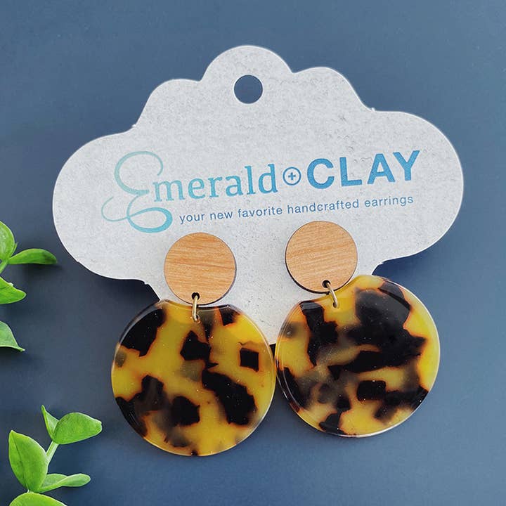 Boucles d'oreilles pendantes en forme de carapace de tortue en acrylique avec tige en bois pour la vente par Emerald and Clay