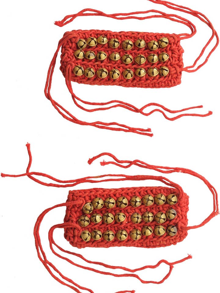 Paar van twee Ghungroos (3-lijns rood stoffen kussen Ghungroo) voor wholesale door Exotic India Art