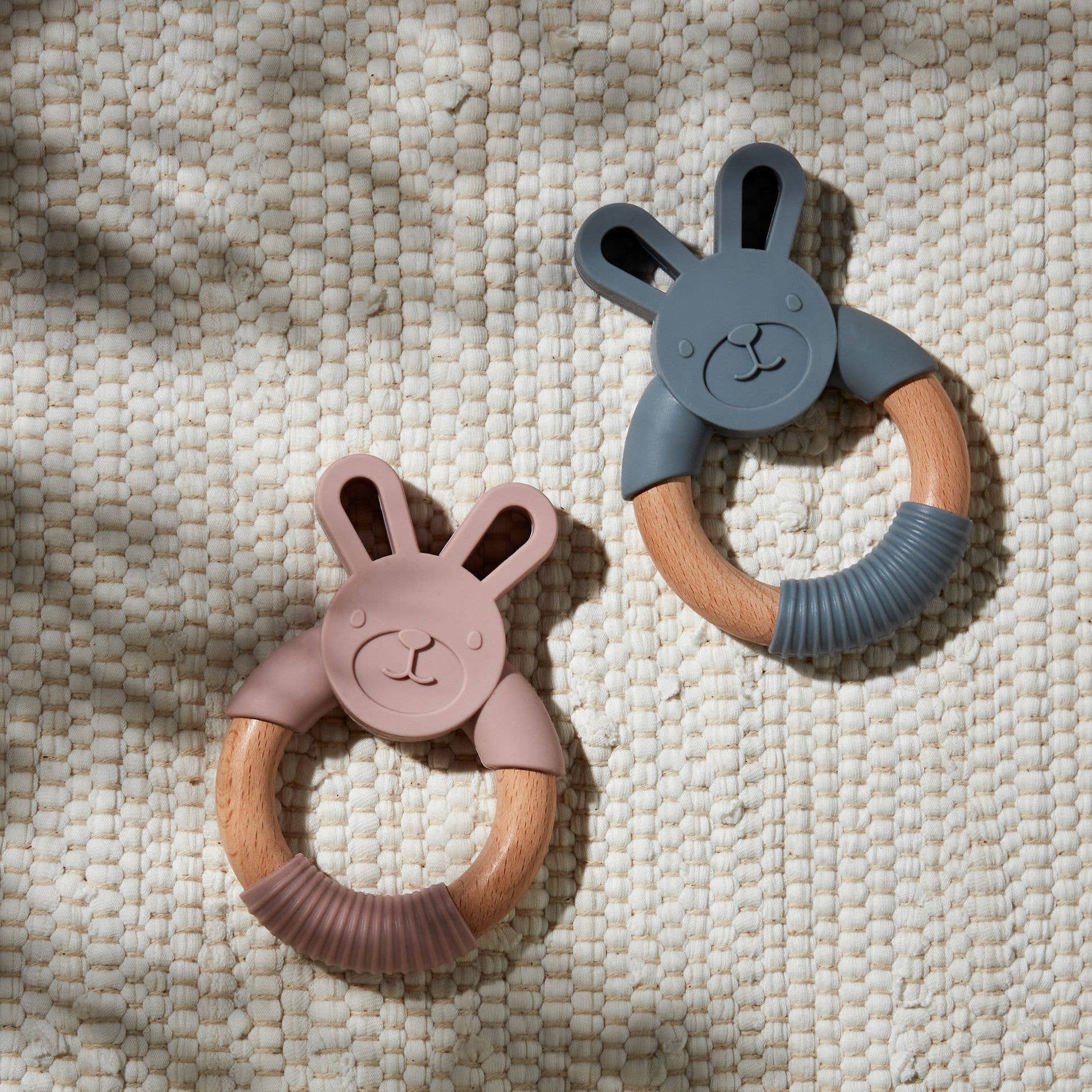WIDDOP and Co. – wholesale Bitring - Baby – Bambino Trä & Silikon Bunny Teether Rosa2