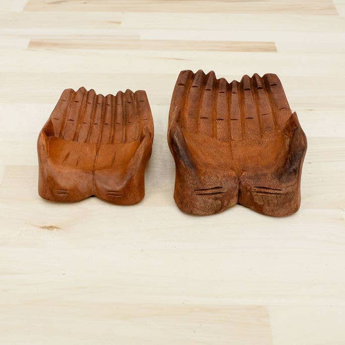 Bol en bois avec mains aidantes pour la vente par Gitzell FairTrade