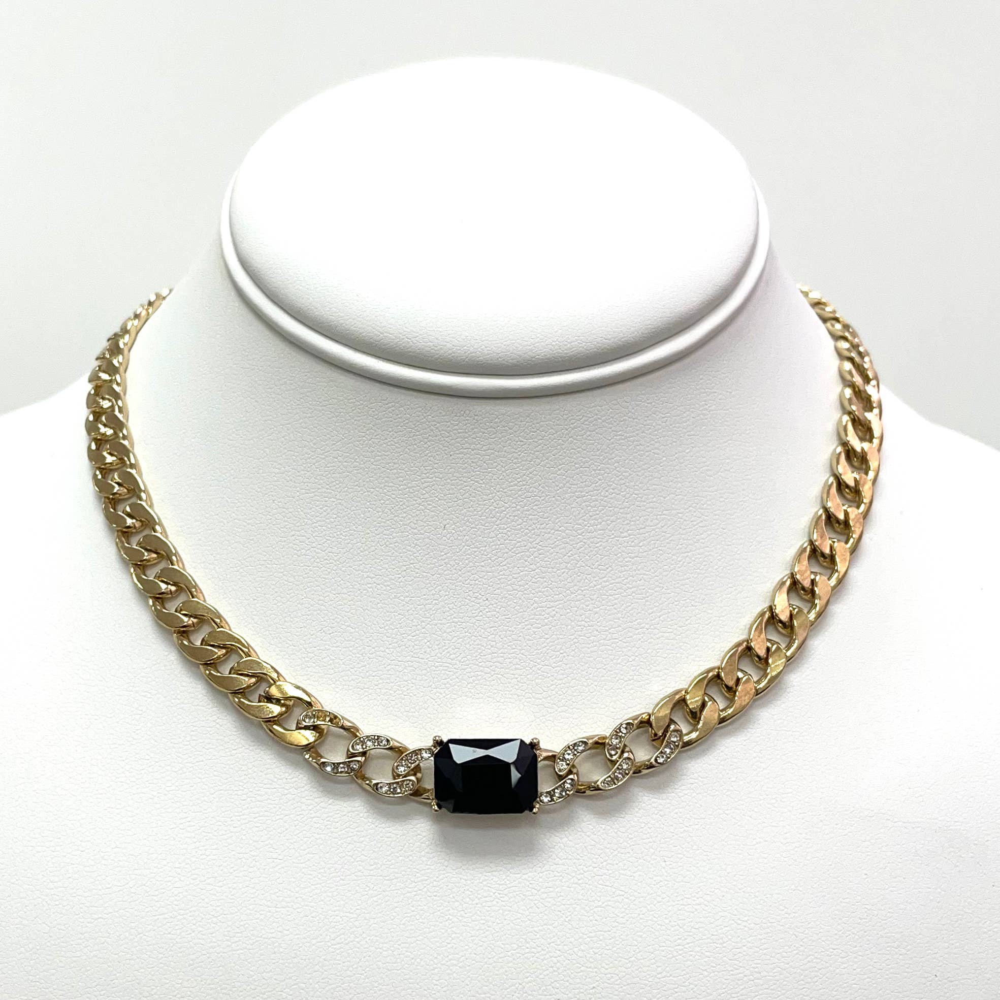 StarryNYC - Venta al por mayor Collares con colgantes/abalorios - Collar cuadrado de metal de vidrio tallado en cojín con cadena curvilínea4