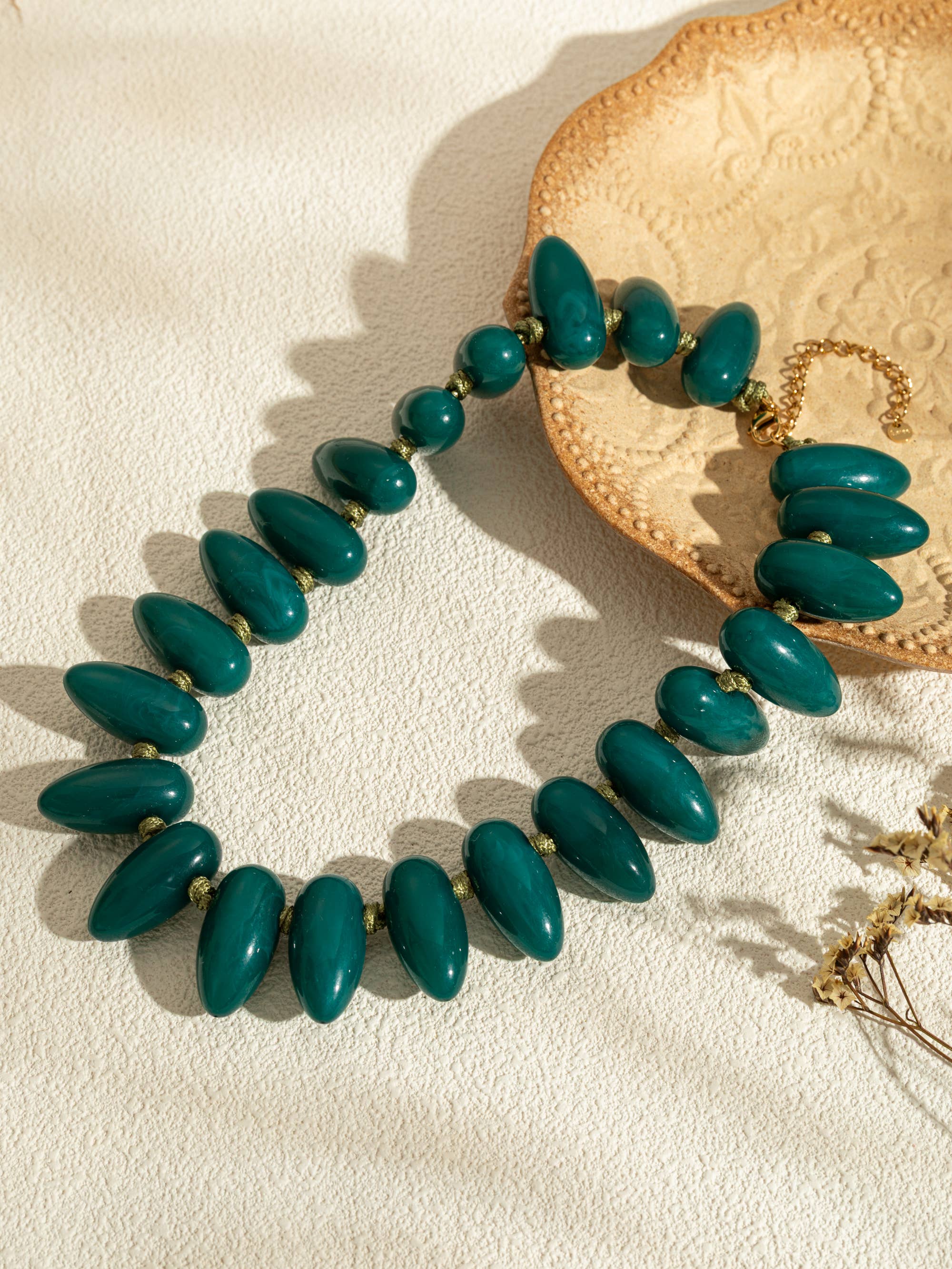 COSMOS - Wholesale Kralen/parelketting - Ketting van gekleurde hars en roestvrij staal in moderne stijl2