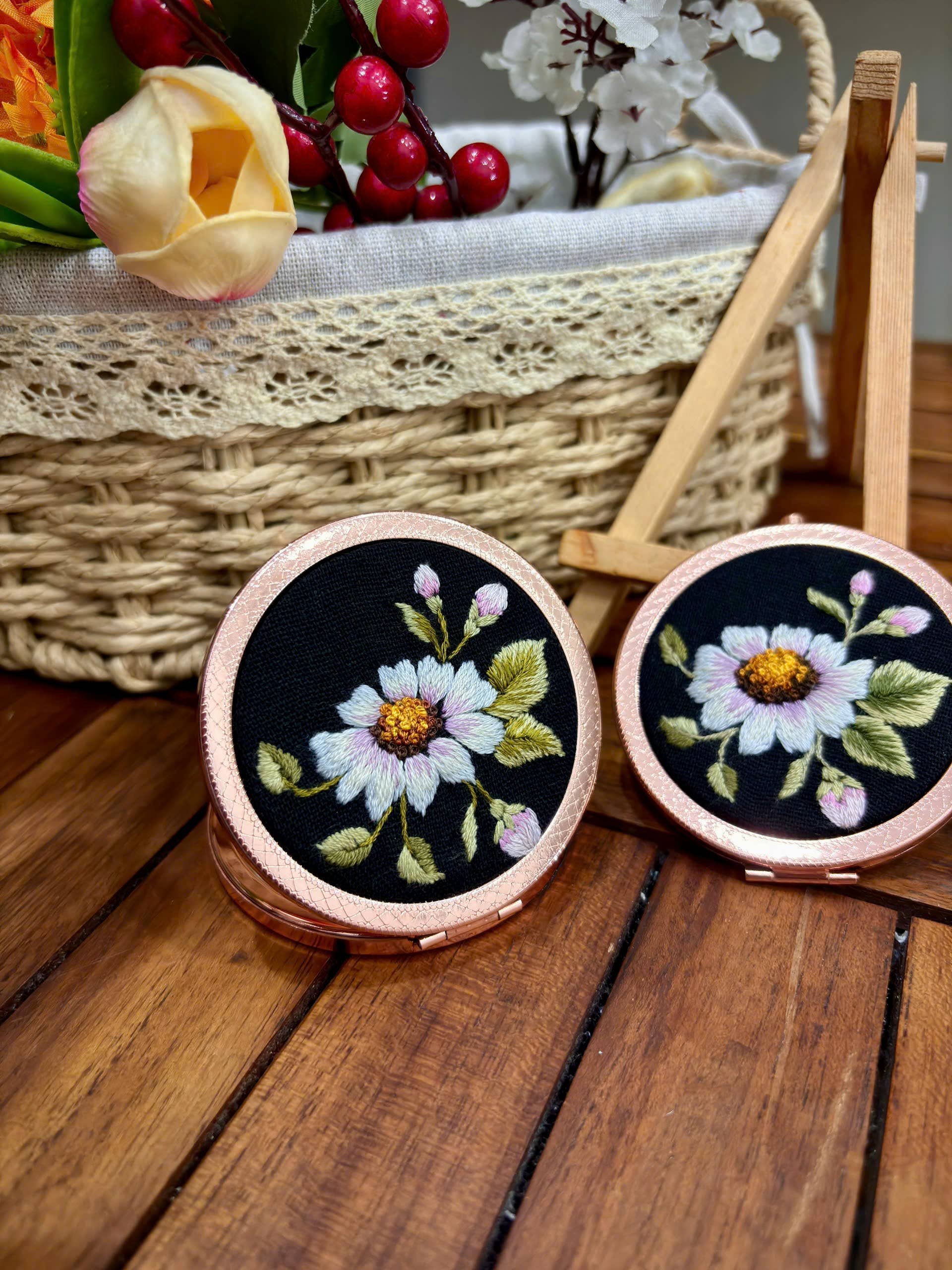 Maple Dream Store – Engroshandel Kompaktspejl – Premium Vintage Blomstret Håndbroderet Lommespejl5