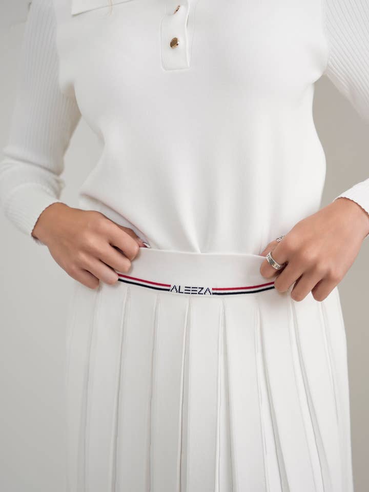 Hvid strikket plisseret tennis nederdel med Aleeza Strip for engroshandel hos Aleeza Paris