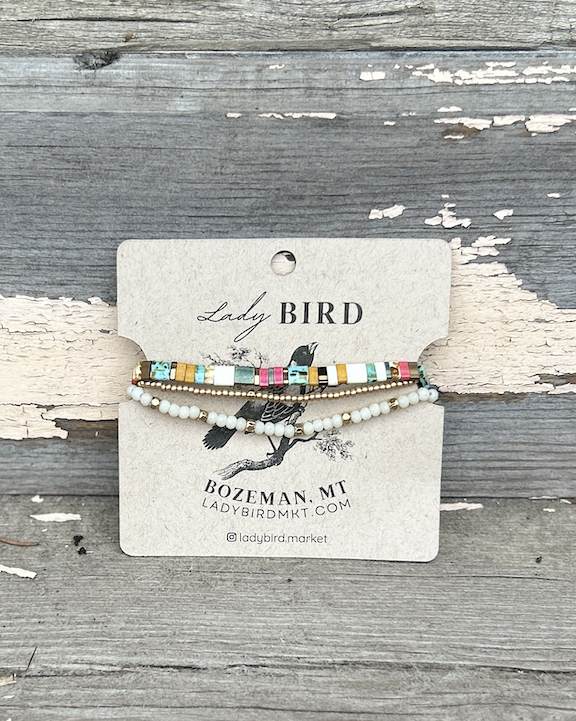 Lady Bird Market – wholesale Pärlarmband – Tila Set Beach Bum med vitt stretchigt kakelpärlarmband1