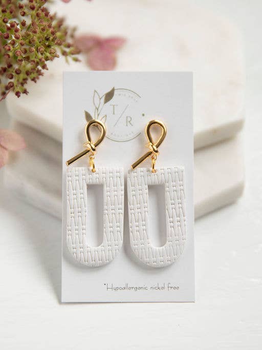 Sierra| 18k vergulde oorbel met knoop en kleiboog voor wholesale door Twig & Rue boutique