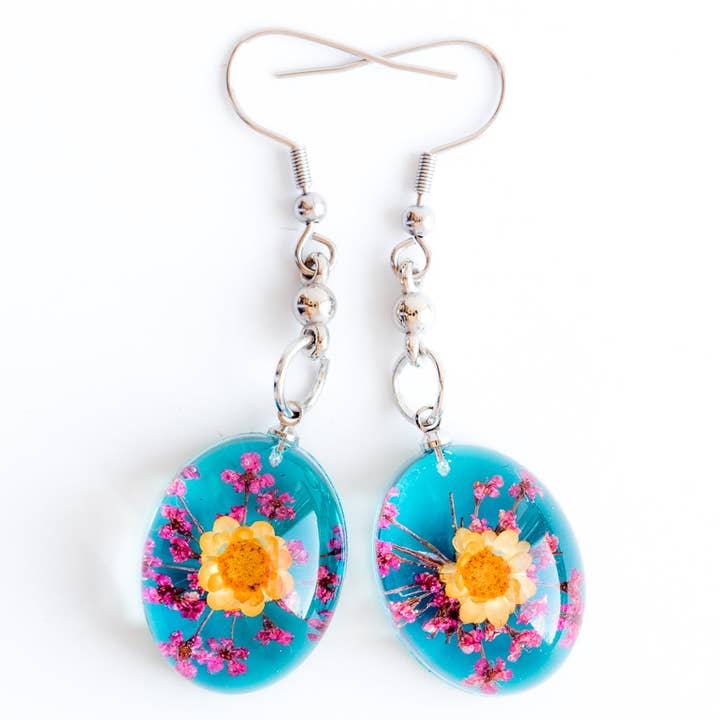 Boucles d'oreilles fleur Orb Bea orange-rose/bleu pour la vente par Hanami Real Flower Jewelry
