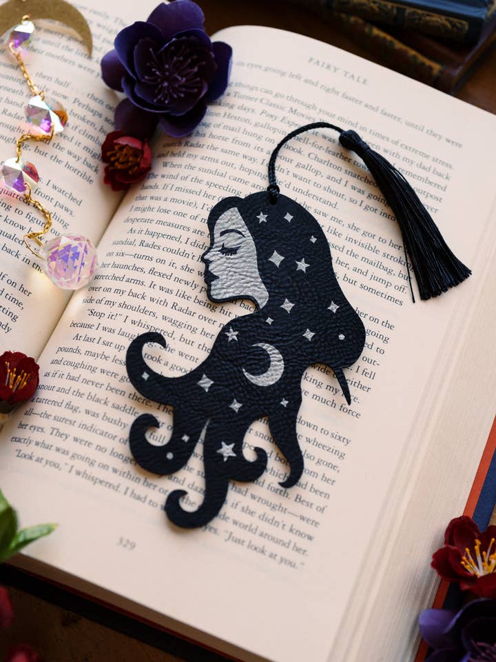 Celestial Dreamer Faux Läderbokmärke för wholesale av The Bookish Atelier